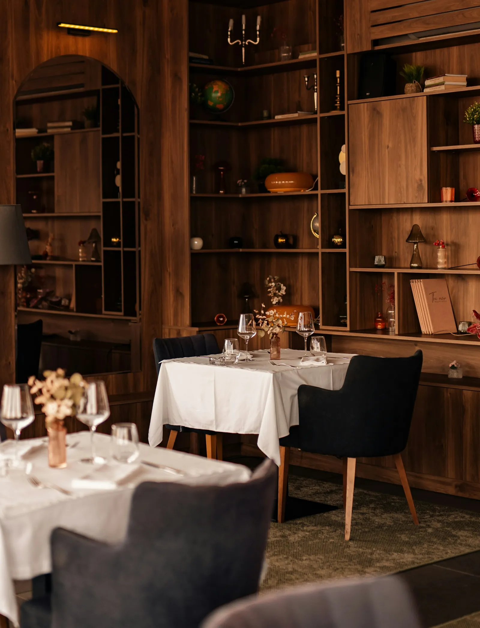 Salle de restaurant élégante, tables dressées